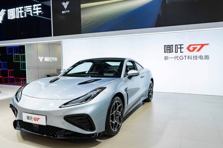 成都220哪吒汽车在智能汽车领域的表现，领途汽车在新能源汽车市场中的影响力